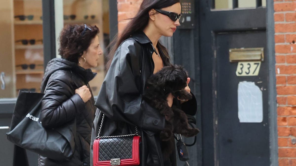 Only Irina Shayk To Take a Walk with Catwalk Style!😍